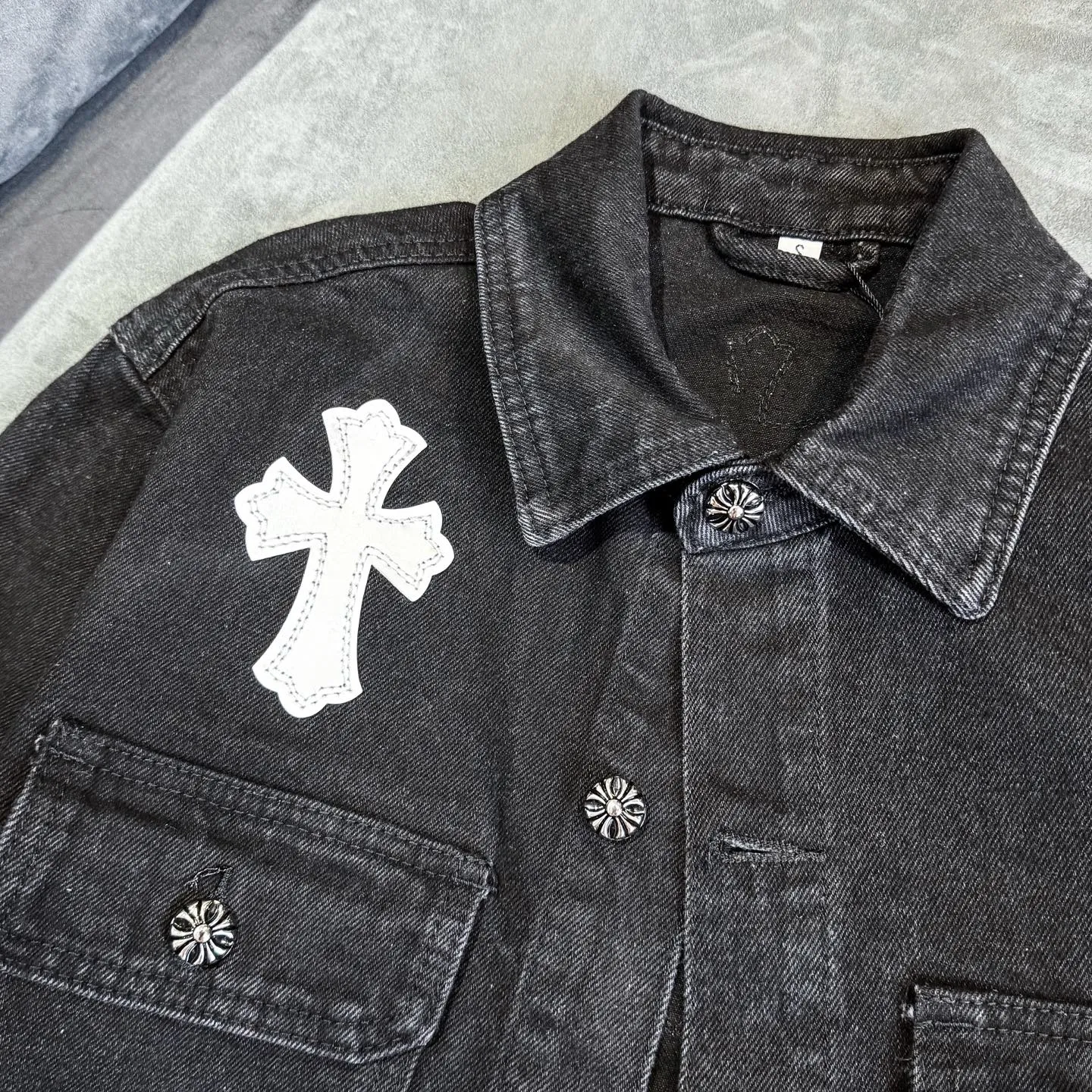 P260 (Correct version, top replica) CH Chromehearts 23ss denim cross-leather black and white jacket denim jacket. A super versatile denim jacket that is breathable, comfortable and elegant! The entire garment is made of super heavy-duty workmanship and is made of denim denim fabric imported from Japan. After the finished product is washed, the loss rate is extremely high! The whole body is made with old craftsmanship and the upper body is stylish! The body has multiple crosses and leather logos sewn on it! Because of the old craftsmanship, everything from gold five to three marks has been re-made with new molds, 100% restored to the original craftsmanship! All the leather characters are laser-aligned. The leather difference is definitely not the same as that of the super-fiber leather on the market. This year’s new sheep leather is used. The finished embroidery guarantees the quality of the entire product❗ It took nearly two months of back-and-forth production to get a satisfactory effect. The various cutting designs really took a lot of effort to achieve a satisfactory experience! The same style for men and women, great for couples!   Color: black with white label Size: S M L